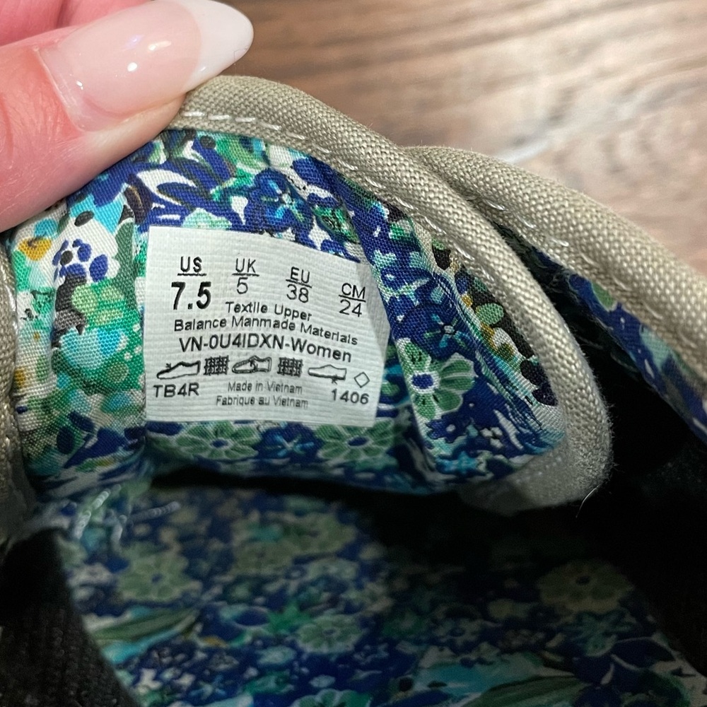 Vans - Picture 6 of 6